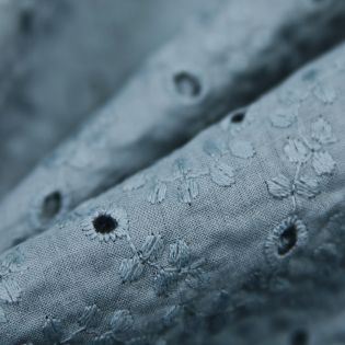 Baumwoll Stickerei - Blätterranke - rauchblau